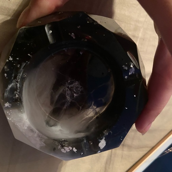 Handmade resin ashtray - Picture 2 of 3